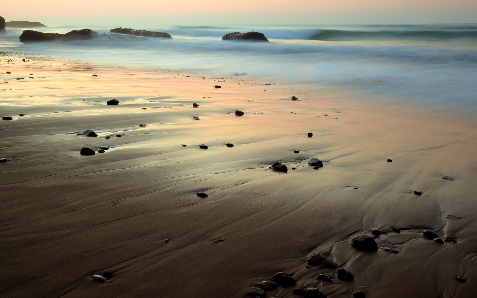 仰泳赛场波兰选手步伐稳定,仰泳冠军的慢动作视频